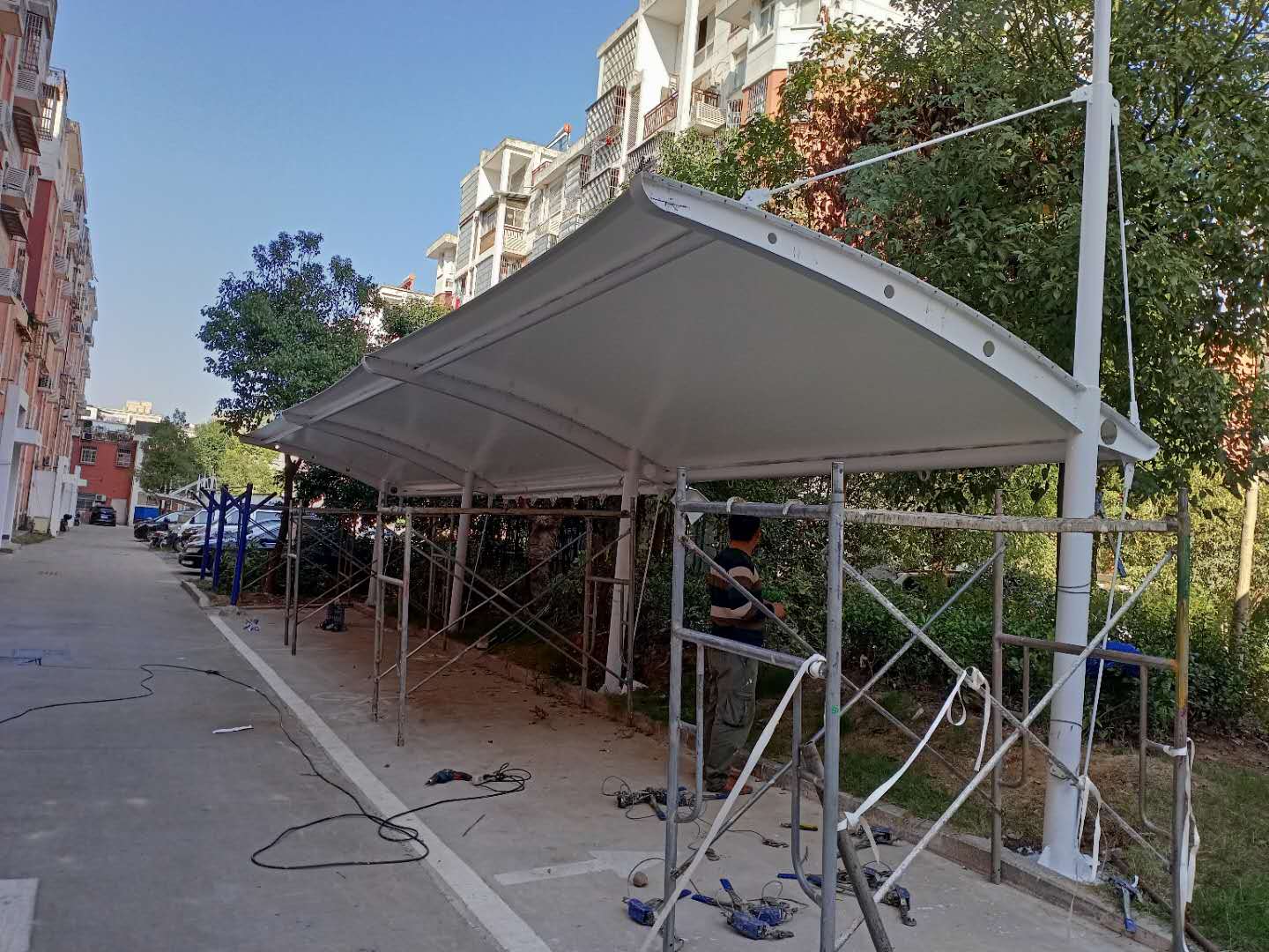 剛性支撐體系膜結(jié)構(gòu)車棚