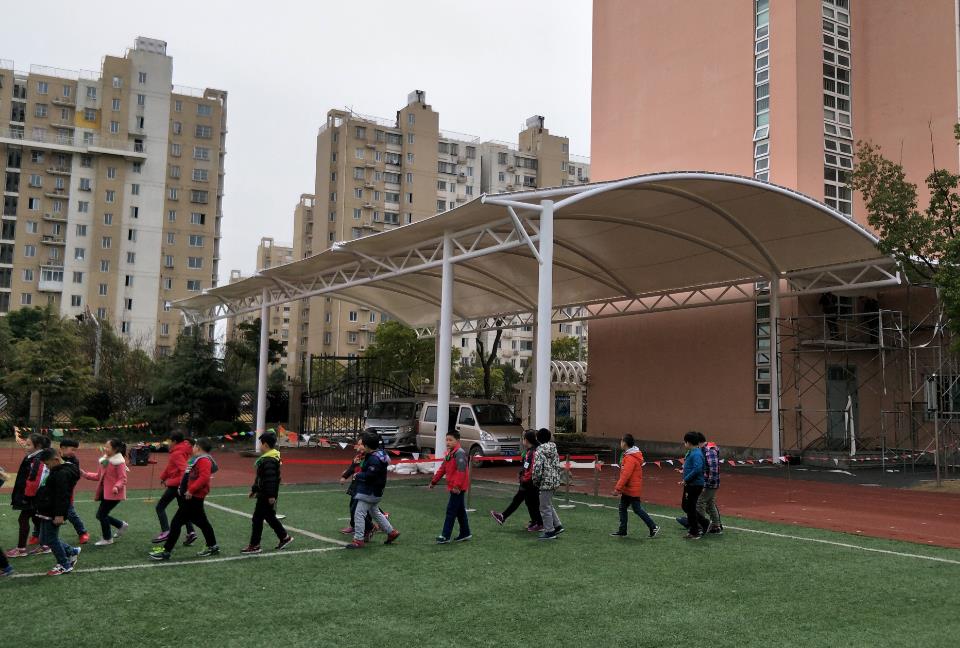 安徽海德思學(xué)校膜結(jié)構(gòu)走廊雨棚 安徽海德思學(xué)校膜結(jié)構(gòu)走廊雨棚